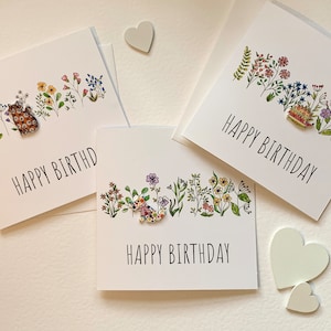 Lot de 3 cartes d'anniversaire. Oeuvre d'art botanique agrémentée de boutons en bois. Excellent rapport qualité-prix, unique. Pour lui, pour elle. Hérisson, chat, chien.