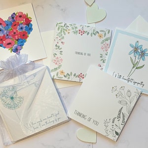 Lot de 5 belles cartes « Pensées à vous/sympathie » d'un excellent rapport qualité-prix. Simple, botanique, embelli, sincère