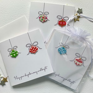 Édition limitée ! Paquet de cartes de Noël. Conception de boule à suspendre. Boule de Noël bouton en bois.  Cartes de luxe.