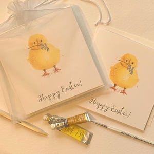 Emballez des cartes de poussins de Pâques.  Joli poussin aquarelle tenant une jacinthe des bois. Joyeuses Pâques. Cartes de luxe.