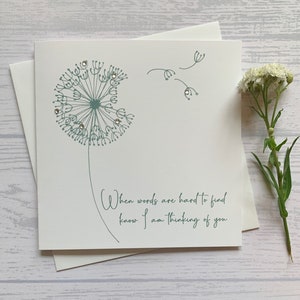 Belle et délicate carte de visite avec les mots "Quand les mots sont difficiles à trouver, sachez que je pense à vous".