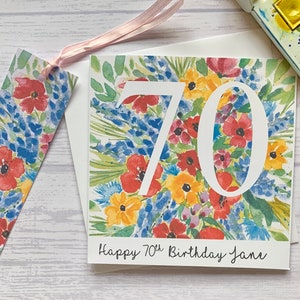Carte personnalisée 70e anniversaire et jolie étiquette cadeau. Fleurs colorées entourant le nombre 70. Carte d'anniversaire importante. Soixante-dix