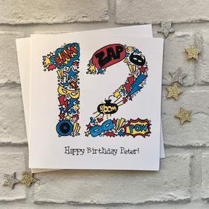 Carte personnalisée pour 12e anniversaire de super-héros. Illustration aquarelle de style dessin animé du nombre 12. Douze