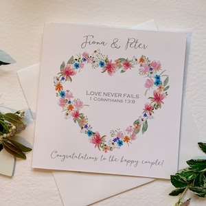 Carte de mariage chrétienne personnalisée avec un coeur de belles fleurs. I Corinthiens 13:8 L'amour ne manque jamais.  Le jour de votre mariage