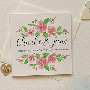 Carte d'anniversaire personnalisée avec des fleurs roses et des strass délicats. Félicitations. Anniversaire de mariage.