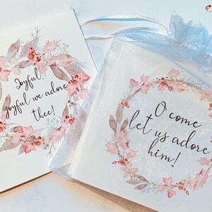 Cartes chrétiennes roses de guirlande de Noël. De belles cartes avec du papier d'aluminium pour nous aider à adorer Jésus à Noël ! Message personnel/surimpression gratuite.