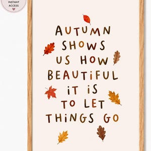 Può includere: Una stampa artistica da parete incorniciata con il testo "AUTUMN SHOWS US HOW BEAUTIFUL IT IS TO LET THINGS GO" in caratteri marroni su sfondo crema, decorata con illustrazioni sparse di foglie autunnali colorate in rosso, arancione e marrone.