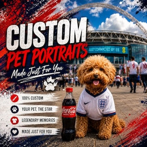 Pode incluir: Um poodle castanho fofo vestindo uma camisola de futebol branca da Inglaterra está sentado ao lado de uma garrafa de Coca-Cola. O fundo mostra o estádio de Wembley com o texto CUSTOM PET PORTRAITS MADE JUST FOR YOU e pontos listando 100% CUSTOM, YOUR PET, THE STAR, LEGENDARY MEMORIES e MADE JUST FOR YOU.
