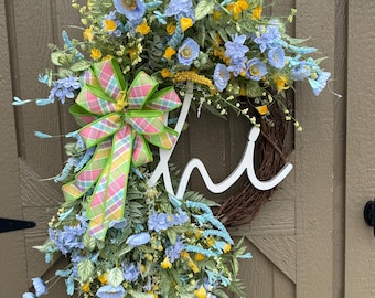 Corona alta de amapolas azules y flores silvestres amarillas