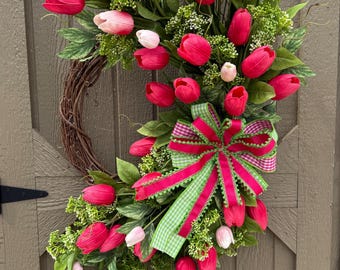 Bonita corona de tulipanes rosas