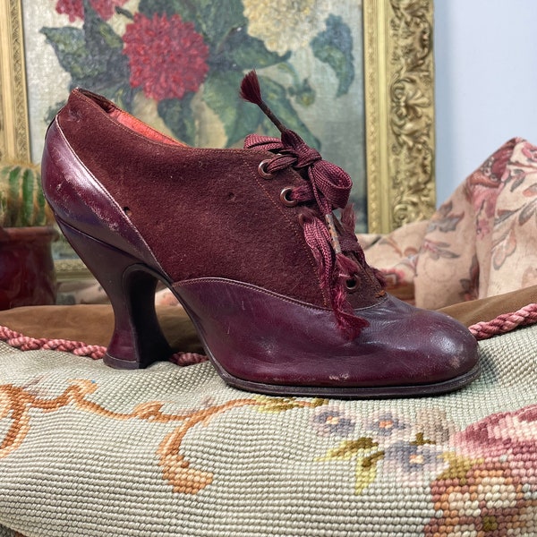 Chaussure victorienne antique talon rouge lacé solitaire pas une paire