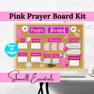 Könnte beinhalten: Pinkes Gebetsbrett-Set mit über 10 Seiten. Das Brett besteht aus Kork und ist mit verschiedenen rosa und violetten Dekorationen verziert. Das Brett ist in Abschnitte für verschiedene Themen unterteilt, wie z. B. "Ich", "Familie", "Beziehungen", "Gesundheit", "Finanzen", "Bildung", "Karriere", "Zukunft" und "Beantwortet".