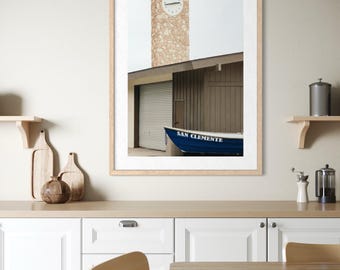 Lámina artística con la torre del reloj de la sede de los socorristas de San Clemente y una lancha Dory: Decoración de playa de California