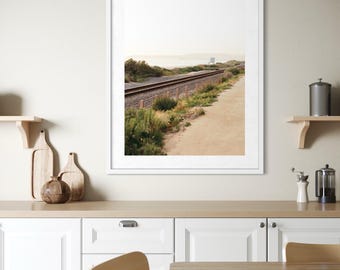 Impresión artística de la torre de salvavidas de San Clemente y las vías del tren: arte mural neutro de playa de California.