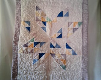 1960年代のモダンなパッチワーク、手縫いのキルティングと刺繍が施され