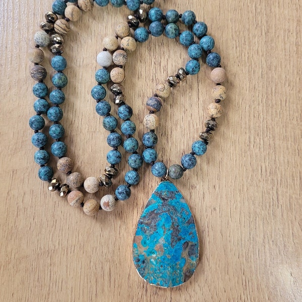 Superbe pendentif turquoise africain. Perles Mala. Protection spirituelle, collier fait main.