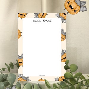 Op de afbeelding: Een printbaar notitieboekje met Halloween-thema met een crèmekleurige achtergrond en een rand van oranje pompoenen met vleermuisvleugels. Het notitieboekje heeft bovenaan de tekst "Booh-tizen" en onderaan "KimArtCreation".
