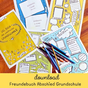 Op de afbeelding: Een verzameling kleurrijke, geïllustreerde pagina's met Duitse tekst, waaronder "Das Buch der weltbesten Grundschule" en "Klassen Foto." Kleurpotloden liggen verspreid over de pagina's. De afbeelding bevat ook het woord "download."