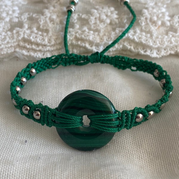 Bracelet en micro macramé avec donut malachite