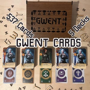 537 carte - Tutti e 5 i mazzi (carte DLC incluse), scatola di legno e tappetino da gioco / regolamento di 4 pagine