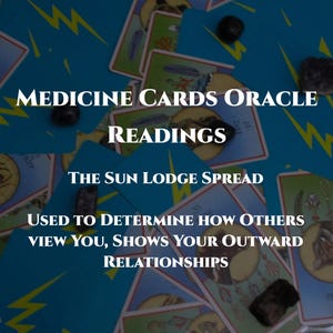 以下が含まれることがあります： 青い背景と黄色の稲妻のデザインのオラクルカードのコレクション。カードのテキストは「Medicine Cards Oracle Readings」と「The Sun Lodge Spread」です。画像には「Used to determine how others view you, shows your outward relationships.」というテキストも含まれています。