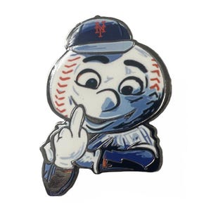 Op de afbeelding: Een blauwe en witte baseball-pin met een cartoonfiguur dat een blauwe baseballpet draagt met de letters "NY" in oranje. Het figuur maakt een gebaar met zijn vinger.