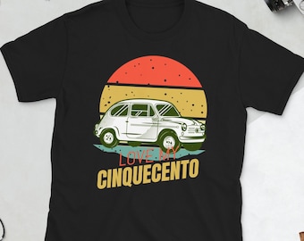 Puede incluir: Camiseta negra con una ilustración de estilo vintage de un Fiat Cinquecento blanco frente a una puesta de sol. El texto "Love My Cinquecento" está impreso debajo del coche.