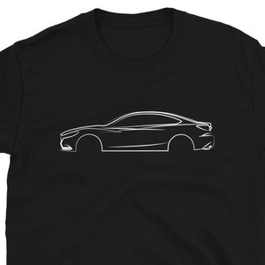 Puede incluir: Camiseta negra con un contorno blanco de un coche en la parte delantera.