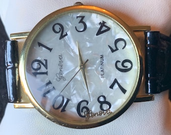 Reloj unisex vintage de Ginebra en tono dorado platino con esfera de nácar