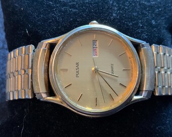 Vintage męski zegarek Pulsar Seiko w odcieniu złota