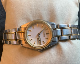 Vintage Seiko Quartz Ladies Wristwatch Silver Tone Analog Watch Date Calendar Vintage Seiko Quartz Ladies Wristwatch Silver Tone Analog  main image 2