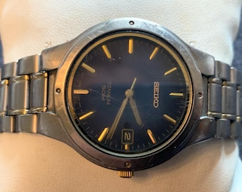 Vintage Rare Seiko Titanium 50M Silver Tone Mens Watch 7N42