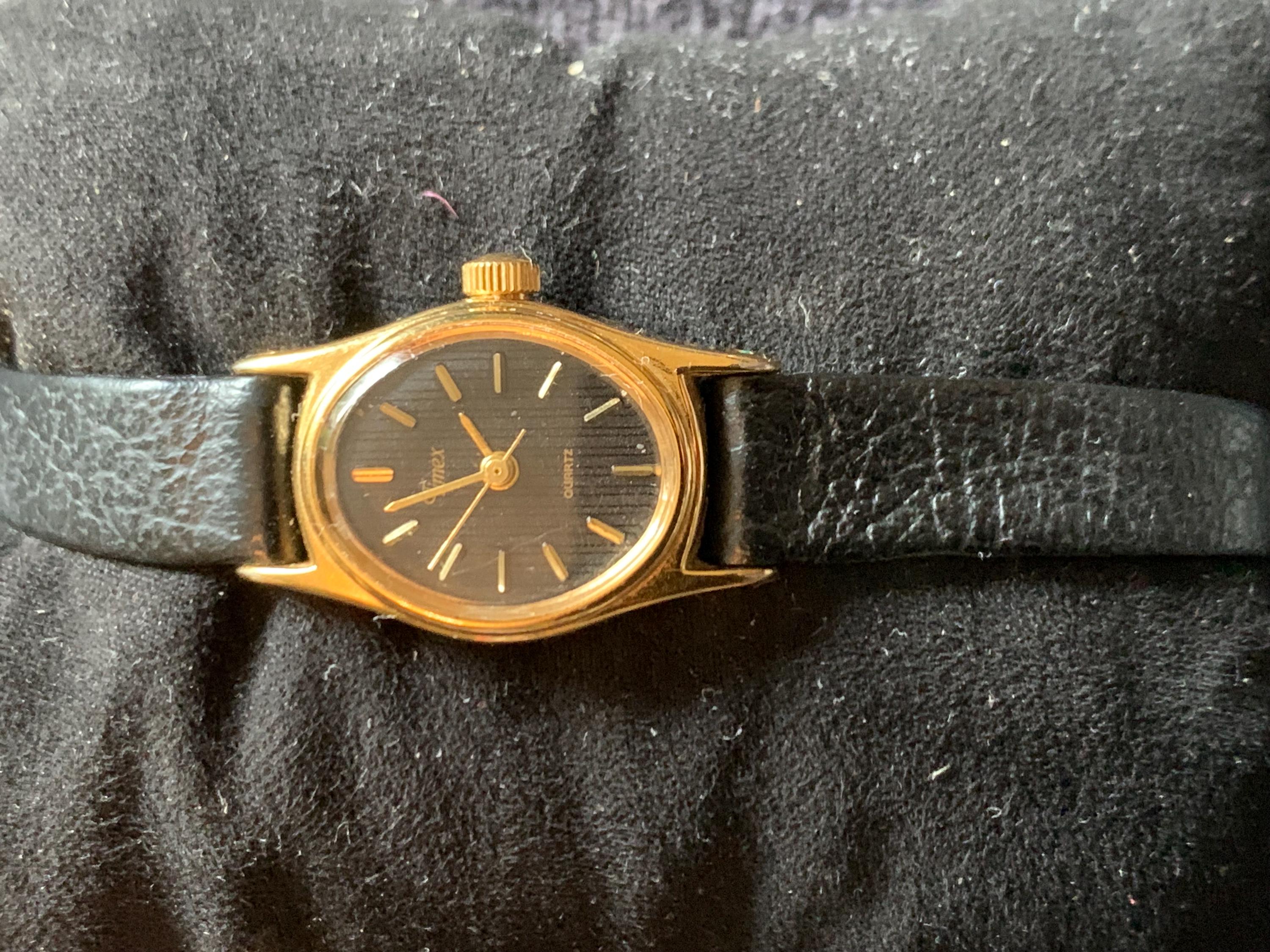 Montre Femme Vintage TIMEX à Quartz, Cadran Blanc Ovale, Boîtier Or Jaune, Fonctionne