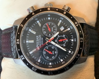Vintage Mens Pulsar Seiko Chronograph Silver tone watch Black dial