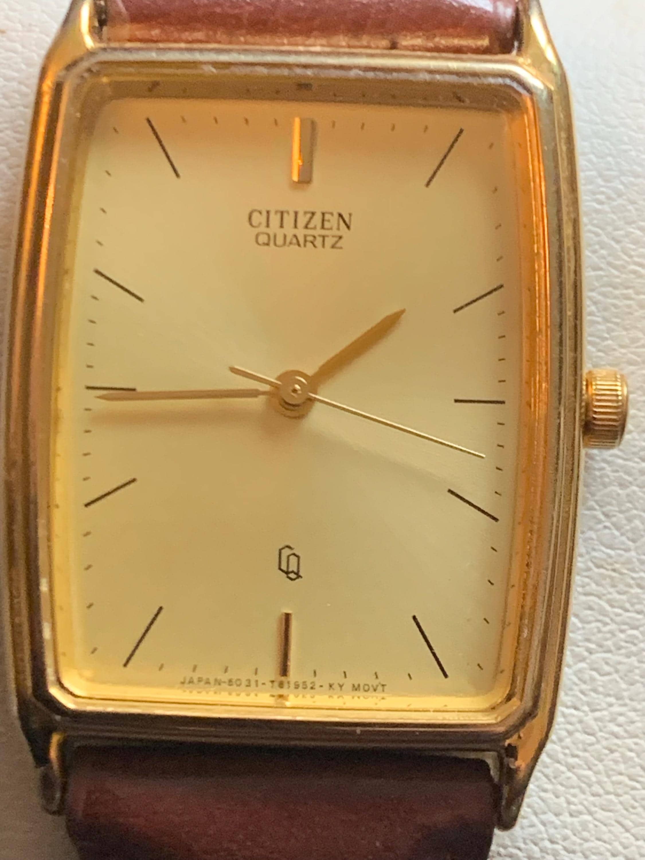 Montre Citizen Homme Vintage - Boîtier Or, Cadran Noir, Bracelet Laminé Or - Mouvement Quartz - Élégant Et Formel