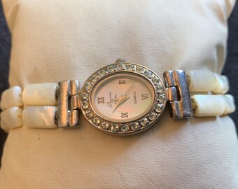 Kvarts Precious Time sterlingsilver med pärlor i halvpärla, cocktailklocka för kvinnor