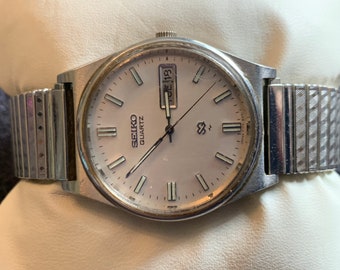 Vintage rare Seiko SQ 7123-8300 silver tone Mens watch with with date function
