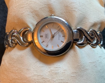 Reloj vintage Q & Q By Citizen para mujer en tono plateado