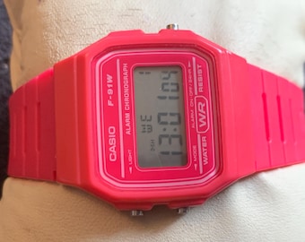 Reloj de cuarzo Casio F-91W con alarma y cronógrafo vintage retro color rosa