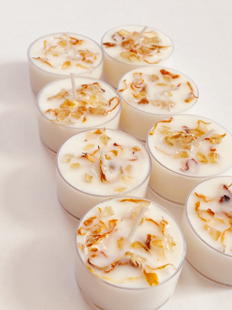 Peut inclure: Un ensemble de sept bougies chauffe-plat blanches avec des p&eacute;tales de fleurs s&eacute;ch&eacute;es incrust&eacute;s dans la cire. Les bougies sont dispos&eacute;es en rang&eacute;e, la m&egrave;che vers le haut.