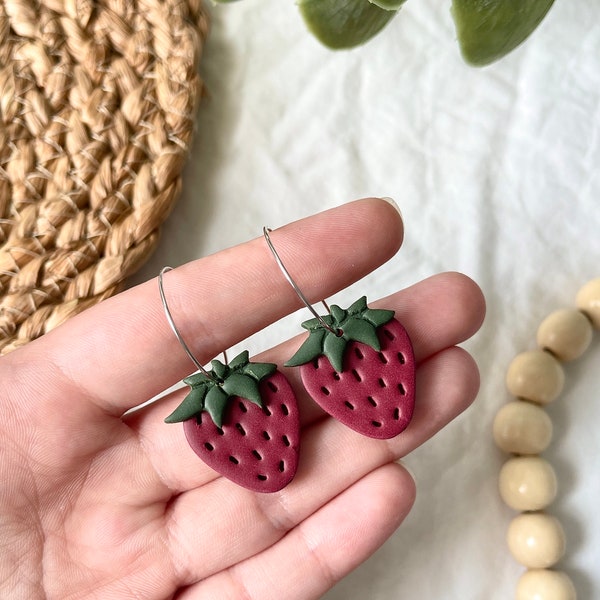 Aardbei hoepel oorbel | Fruit Clay Dangle Earring | Sieraden cadeau voor haar | door Christina