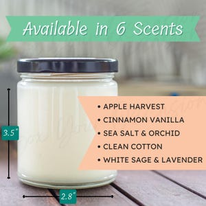 Peut inclure: Un bocal en verre transparent avec un couvercle noir, mesurant 8,9 cm de haut et 7,1 cm de large. La bougie est blanche et le bocal est pos&eacute; sur une surface en bois. Le texte "Available in 6 Scents" est en haut de l'image. Les parfums sont list&eacute;s ci-dessous : Apple Harvest, Cinnamon Vanilla, Sea Salt & Orchid, Clean Cotton, White Sage & Lavender.