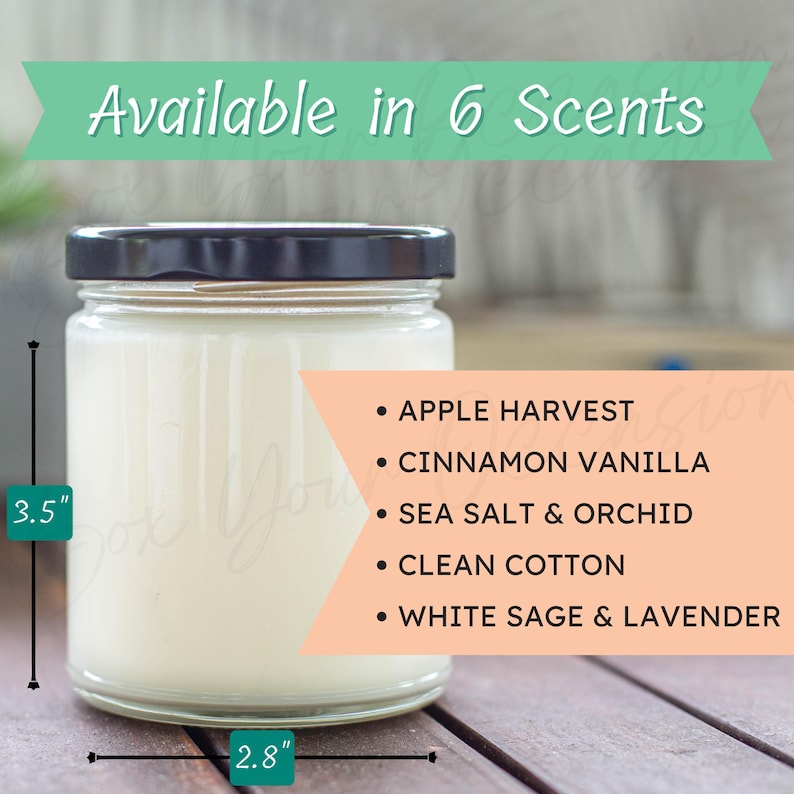 Peut inclure: Un bocal en verre transparent avec un couvercle noir, mesurant 8,9 cm de haut et 7,1 cm de large. La bougie est blanche et le bocal est pos&eacute; sur une surface en bois. Le texte "Available in 6 Scents" est en haut de l'image. Les parfums sont list&eacute;s ci-dessous : Apple Harvest, Cinnamon Vanilla, Sea Salt & Orchid, Clean Cotton, White Sage & Lavender.