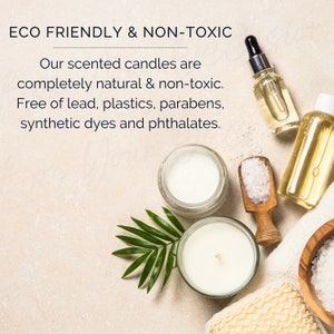 Puede incluir: Primer plano de velas, sales de ba&ntilde;o y aceites esenciales naturales y ecol&oacute;gicos. El texto dice "ECO FRIENDLY & NON-TOXIC. Our scented candles are completely natural & non-toxic. Free of lead, plastics, parabens, synthetic dyes and phthalates."