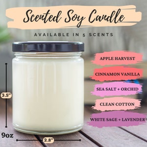 Op de afbeelding: Een 9 ounce sojawas kaars in een heldere glazen pot met een zwarte deksel. De kaars is 3,5 inch hoog en 2,8 inch breed. De kaars is verkrijgbaar in vijf geuren: Appeloogst, Kaneelvanille, Zeezout + Orchidee, Schoon katoen en Witte Salie + Lavendel.