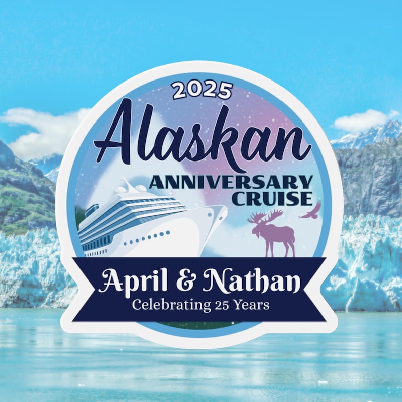 K&ouml;nnte beinhalten: Ein wei&szlig;er und blauer Aufkleber mit einem Kreuzfahrtschiff und einem Elch. Der Text auf dem Aufkleber lautet "2025 Alaskan Anniversary Cruise April & Nathan Celebrating 25 Years".