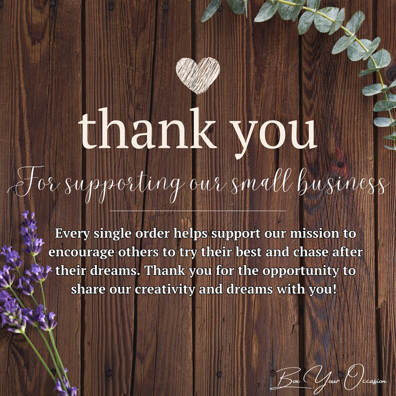 Op de afbeelding: Een rustieke houten achtergrond met een hart getekend in wit. De tekst "thank you" is geschreven in wit handschrift. De tekst "For supporting our small business" is geschreven in wit handschrift. De tekst "Every single order helps support our mission to encourage others to try their best and chase after their dreams. Thank you for the opportunity to share our creativity and dreams with you!" is geschreven in wit. De tekst "BY Occasion" is geschreven in wit handschrift.