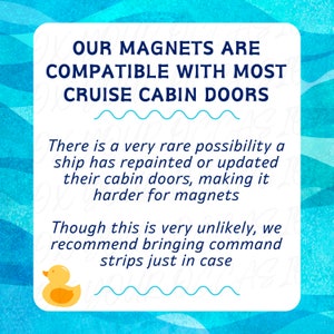 K&ouml;nnte beinhalten: Eine blaue und wei&szlig;e Grafik mit einer gelben Gummiente. Der Text lautet: "UNSERE MAGNETE SIND MIT DEN MEISTEN KABINENT&Uuml;REN AUF SCHIFFEN KOMPATIBEL. Es ist sehr selten, dass ein Schiff seine Kabinent&uuml;ren neu gestrichen oder aktualisiert hat, was es f&uuml;r Magnete schwieriger machen w&uuml;rde. Obwohl dies sehr unwahrscheinlich ist, empfehlen wir, Klebestreifen mitzubringen, nur f&uuml;r den Fall."