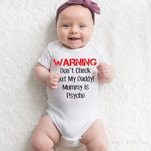 Don't Check Out My Daddy! Mommy Is Psycho Baby Vest- Spersonalizowany zabawny prezent dla niemowląt w postaci body - Spersonalizowana zabawna kamizelka dla niemowląt - Zabawna