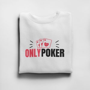 Puede incluir: Sudadera blanca con un diseño gráfico en negro y rojo de cartas de juego y el texto "ONLY POKER".